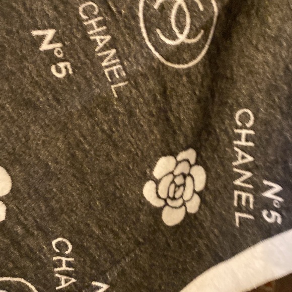 CHANEL NEW silk and cashmere soft oversized scarf shawl black&offwhite - Picture 2 of 11